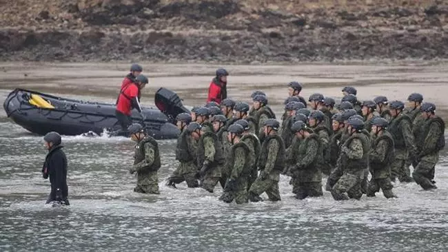 美國慫恿日本向俄開戰,武裝奪回四島,但安倍看到26萬俄軍後慫了