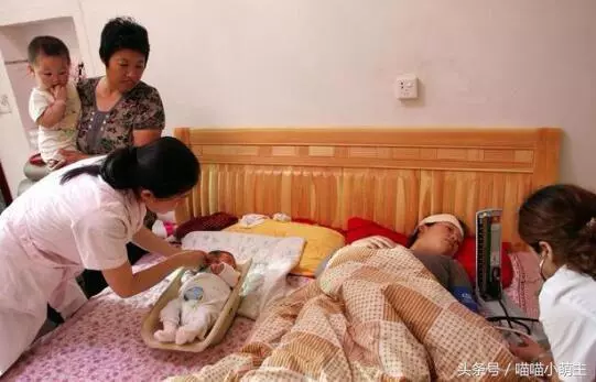 我帶三千紅包,去伺候兒媳月子,走時她送我袋小米,打開紅了眼眶