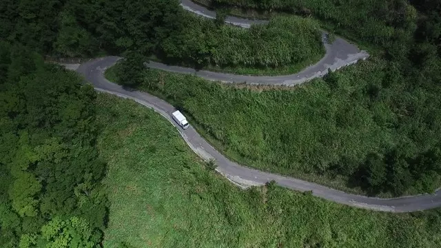 好偉大!單親媽「開貨卡車」獨力養活4兒女 送貨到「最險峻地區」男人也佩服 -