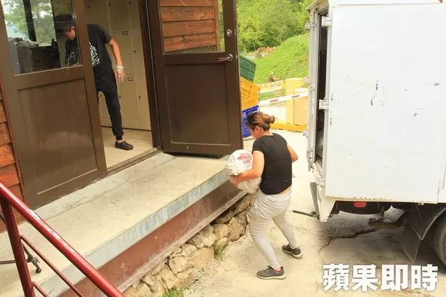 好偉大!單親媽「開貨卡車」獨力養活4兒女 送貨到「最險峻地區」男人也佩服 -