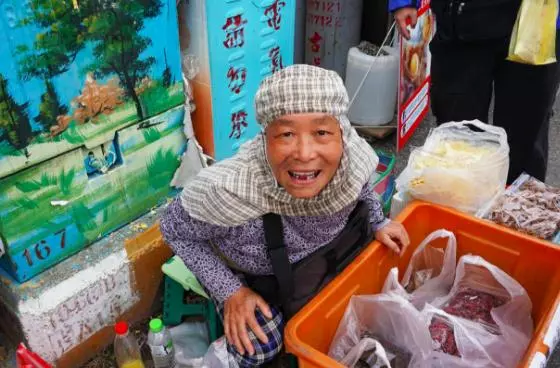 1包只賺10塊!台南阿嬤「彎腰身軀沙啞」叫賣蜜餞 夫病兒走「苦撐一家6口生計」:我不怨天 -