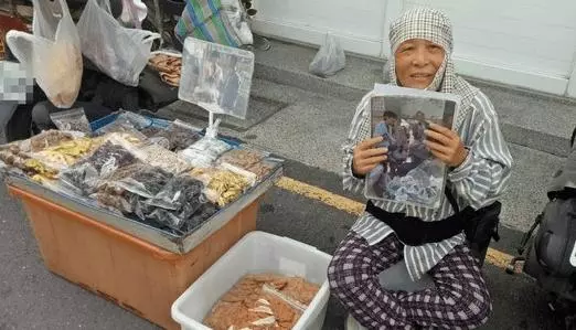 1包只賺10塊!台南阿嬤「彎腰身軀沙啞」叫賣蜜餞 夫病兒走「苦撐一家6口生計」:我不怨天 -