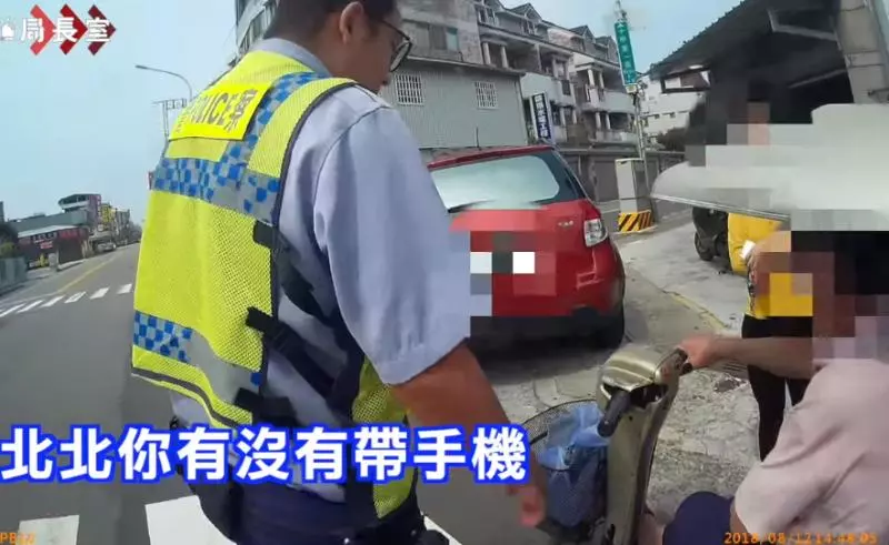 好暖心!老翁電動車「卡在馬路中間」被警察送回家 對方顫抖「吐露心聲」讓人眼眶泛淚 -