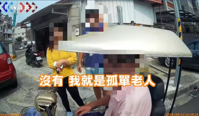 好暖心!老翁電動車「卡在馬路中間」被警察送回家 對方顫抖「吐露心聲」讓人眼眶泛淚 -