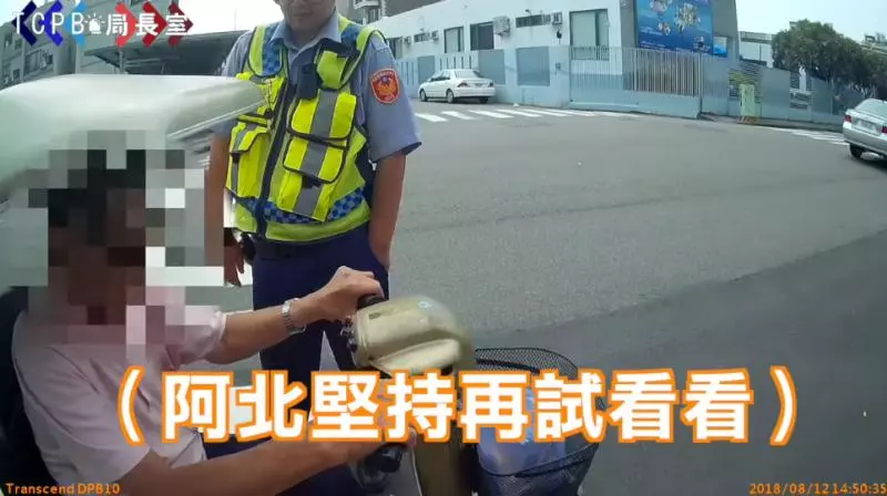 好暖心!老翁電動車「卡在馬路中間」被警察送回家 對方顫抖「吐露心聲」讓人眼眶泛淚 -
