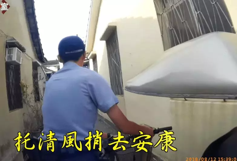 好暖心!老翁電動車「卡在馬路中間」被警察送回家 對方顫抖「吐露心聲」讓人眼眶泛淚 -