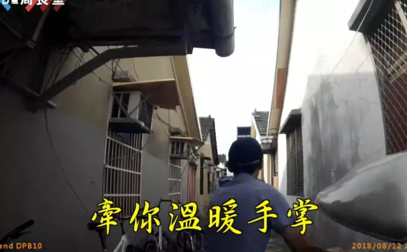 好暖心!老翁電動車「卡在馬路中間」被警察送回家 對方顫抖「吐露心聲」讓人眼眶泛淚 -