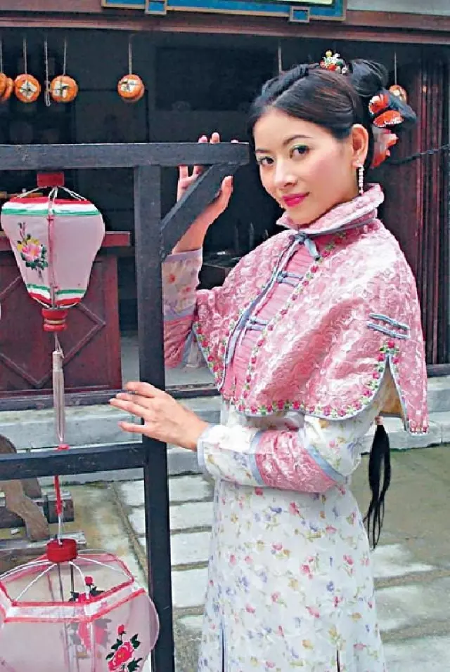 【TVB學霸級三線小花!】46歲的她精通6國語言,身材還是Sok爆鏡?估唔到現在竟做這份工!