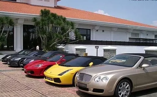 【寧願坐Grab都不上車!】大馬男子因駕Proton Wira接送, 拜金女竟拒絕上車… 給的原因超級瞎!!