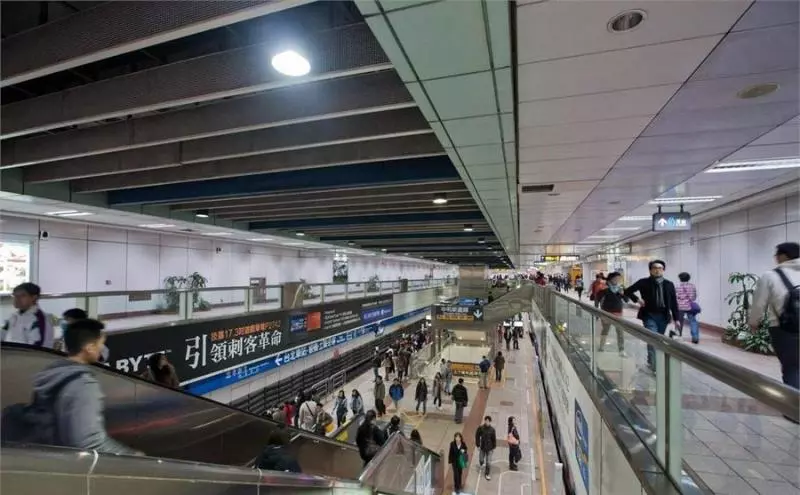捷運上國小生「教育」逼人讓座的老人!網友:大快人心