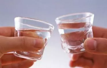 只花十塊錢,就可以讓家裡瓷磚煥然一新,污垢,油漬瞬間消失!20年老保姆教你清理絕招!
