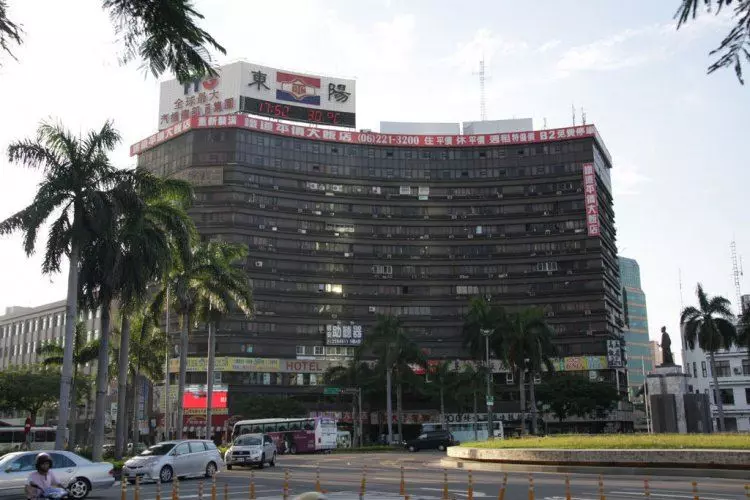 在地人都不敢靠近...台南站前超神祕「鐵道飯店」內部長怎樣?他實地探勘po文被贊:真勇者