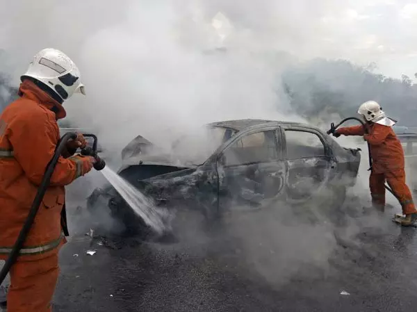 撞車後再火燒車 華裔女車主引發12車連環撞