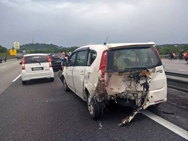 撞車後再火燒車 華裔女車主引發12車連環撞