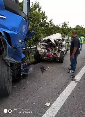 拖格羅釐猛撞轎車,毀不成形!司機當場死亡!RIP!