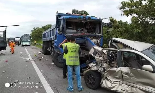 拖格羅釐猛撞轎車,毀不成形!司機當場死亡!RIP!
