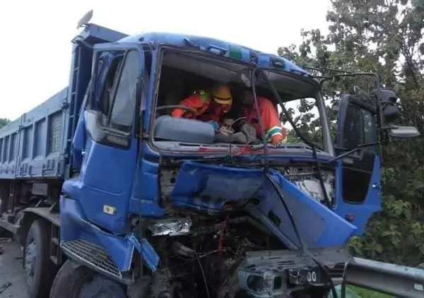 拖格羅釐猛撞轎車,毀不成形!司機當場死亡!RIP!