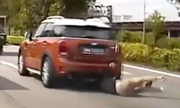 摩哆失控打滑被拋飛,騎士再遭車碾過!所幸撿回一命