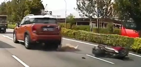 摩哆失控打滑被拋飛,騎士再遭車碾過!所幸撿回一命