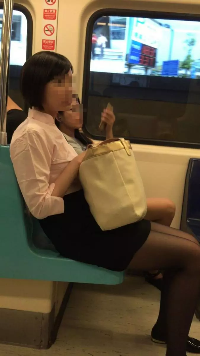 捷運看到正妹哭!他遞衛生紙 被主動要電話!但超展開… 網:難怪會魯XD