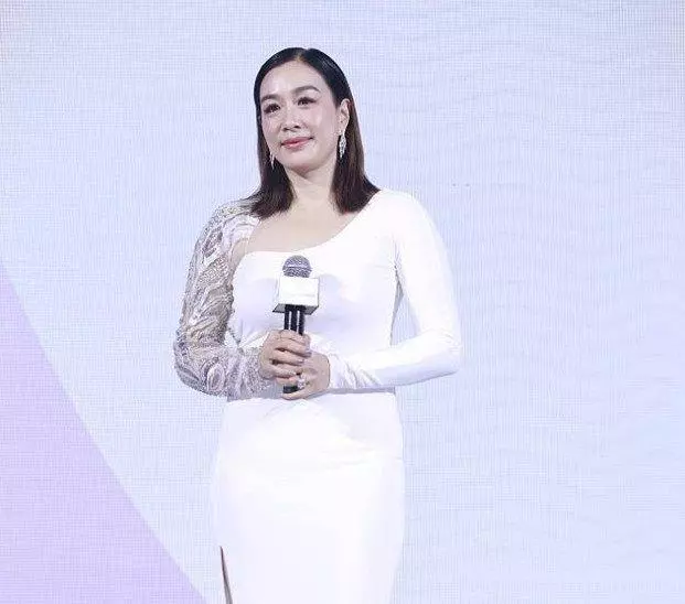 同樣是姐弟戀,鍾麗緹每天打排卵針,而他跪求老婆保重身體別再生