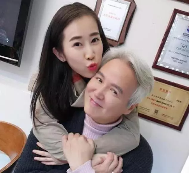 心真大!老公與性感女子親密接觸,張婷的回應讓人大跌眼鏡!