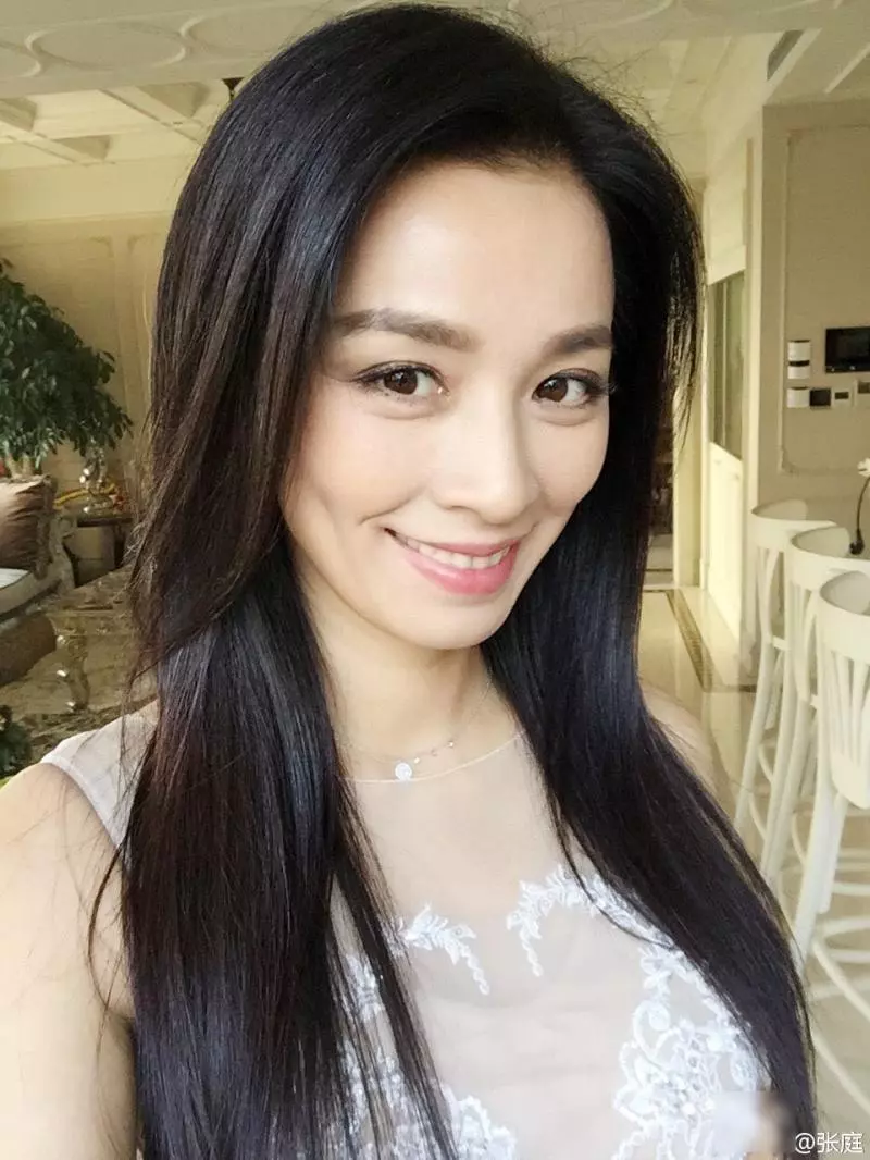 心真大!老公與性感女子親密接觸,張婷的回應讓人大跌眼鏡!