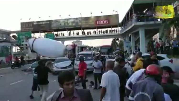 【攪石灰羅釐失控撞4車連環撞】一人當場死亡!快看!羅裡司機直接遭警方這樣對付!【內有視頻】