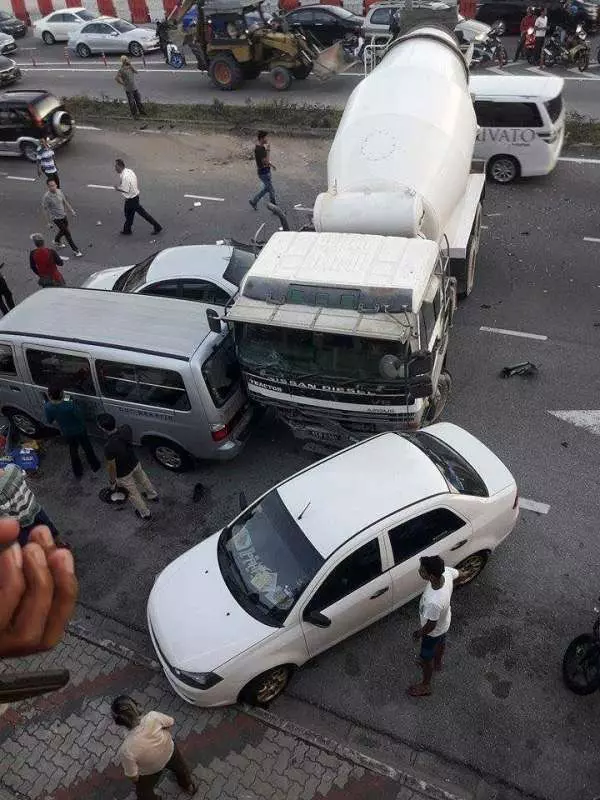 【攪石灰羅釐失控撞4車連環撞】一人當場死亡!快看!羅裡司機直接遭警方這樣對付!【內有視頻】