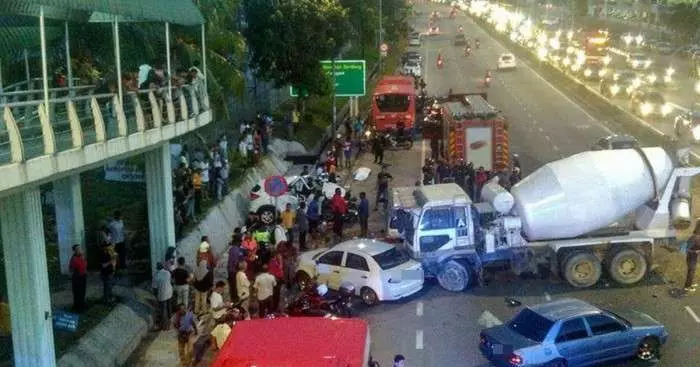 【攪石灰羅釐失控撞4車連環撞】一人當場死亡!快看!羅裡司機直接遭警方這樣對付!【內有視頻】