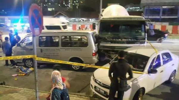 【攪石灰羅釐失控撞4車連環撞】一人當場死亡!快看!羅裡司機直接遭警方這樣對付!【內有視頻】