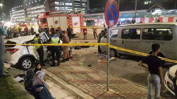 【攪石灰羅釐失控撞4車連環撞】一人當場死亡!快看!羅裡司機直接遭警方這樣對付!【內有視頻】