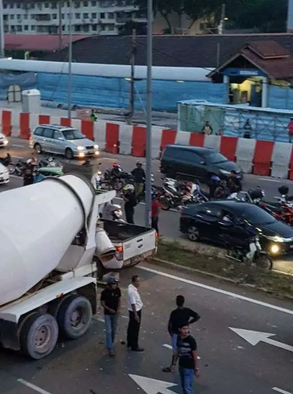 【攪石灰羅釐失控撞4車連環撞】一人當場死亡!快看!羅裡司機直接遭警方這樣對付!【內有視頻】