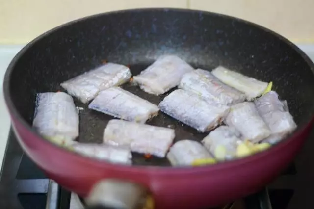手把手教你做家常風味的紅燒帶魚,無需裹麵粉、無需油炸,一看就會!