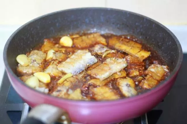 手把手教你做家常風味的紅燒帶魚,無需裹麵粉、無需油炸,一看就會!