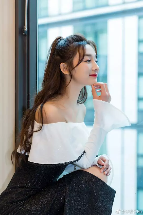 【網友:最美是她!】21歲「慶妃」脫掉古裝,顏值完全超越皇后和令妃!
