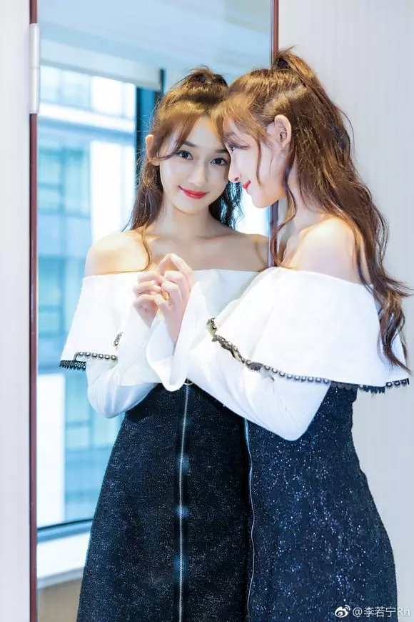 【網友:最美是她!】21歲「慶妃」脫掉古裝,顏值完全超越皇后和令妃!