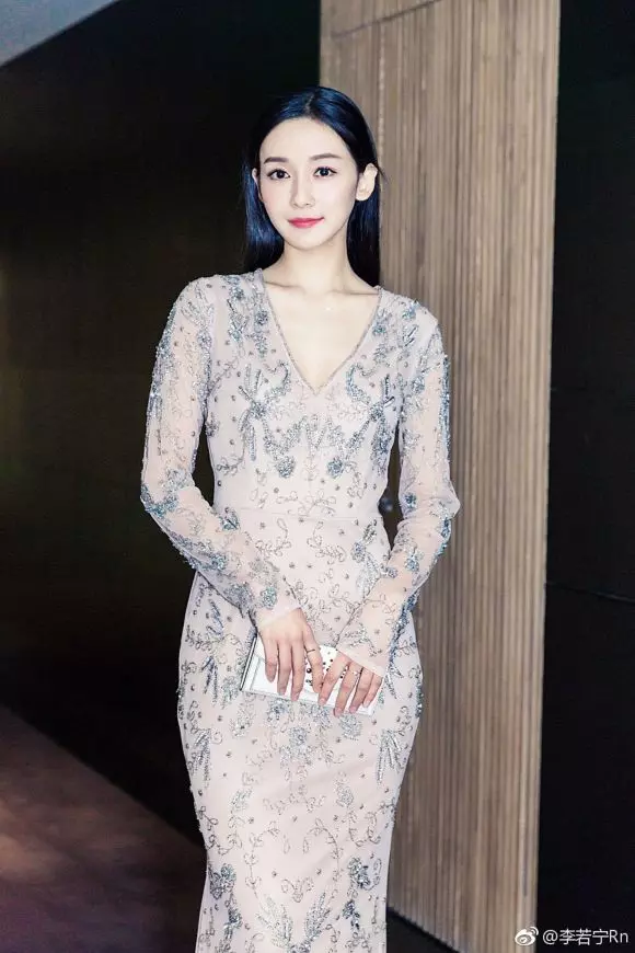 【網友:最美是她!】21歲「慶妃」脫掉古裝,顏值完全超越皇后和令妃!