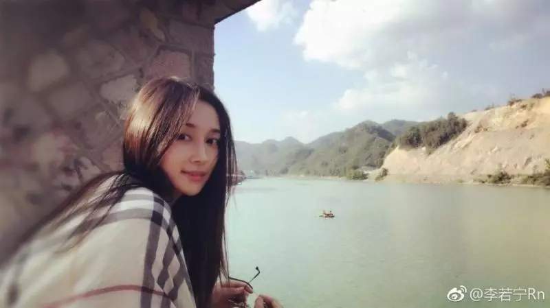 【網友:最美是她!】21歲「慶妃」脫掉古裝,顏值完全超越皇后和令妃!