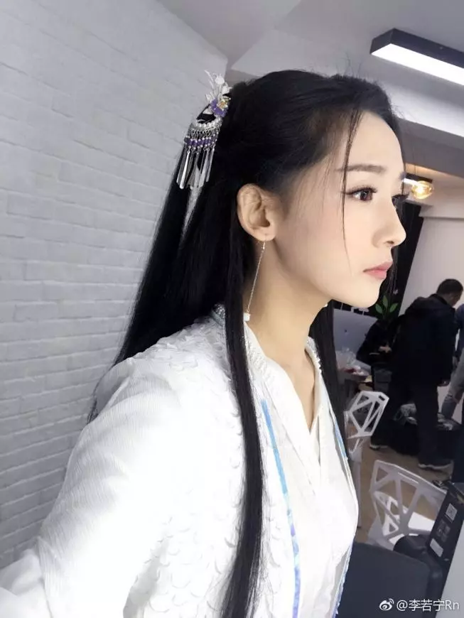 【網友:最美是她!】21歲「慶妃」脫掉古裝,顏值完全超越皇后和令妃!