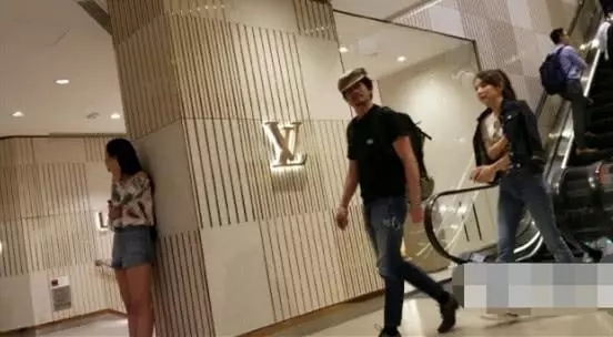 愛得越來越火熱!郭富城和方媛逛街不遮掩大方任拍,還被爆料老婆已經「懷二胎」! 那麼快~