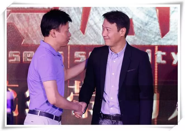 看了51歲黎明西裝照,再看56歲劉德華,都是天王,狀態差距太大了!