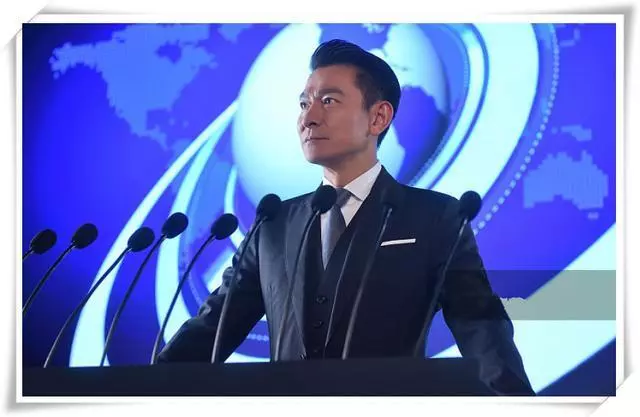 看了51歲黎明西裝照,再看56歲劉德華,都是天王,狀態差距太大了!
