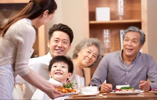 拆遷款都給了老大,大嫂退給小叔子,小叔子拿出一張紙全家樂開花