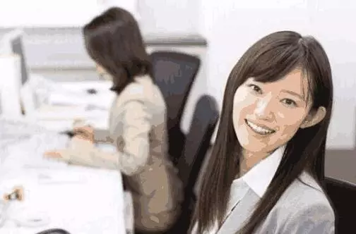 婆婆送來花生,我拿回單位分給大家吃,打開袋子後我愣在當場