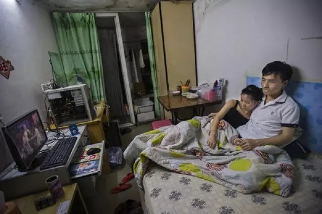 故事：妻子上夜班，我去送飯，她同事的話讓我發現藏了許久的秘密