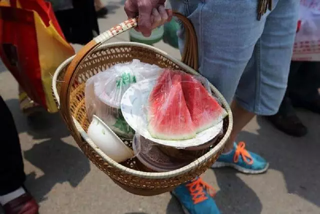 故事：妻子上夜班，我去送飯，她同事的話讓我發現藏了許久的秘密