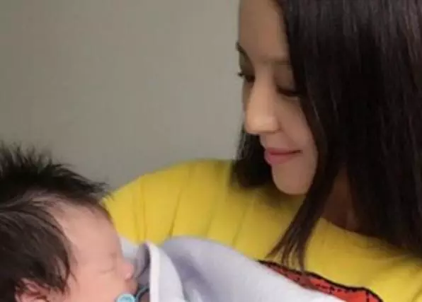 故事:坐月子公婆照顧我,偶然聽了公婆對話,我忙給我媽打電話!