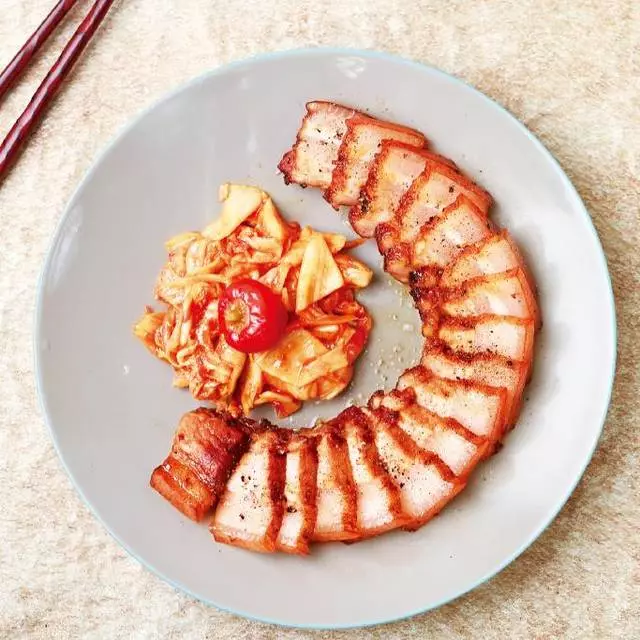 烤五花肉與辣白菜是很好的搭檔,葷素搭配兩相宜~