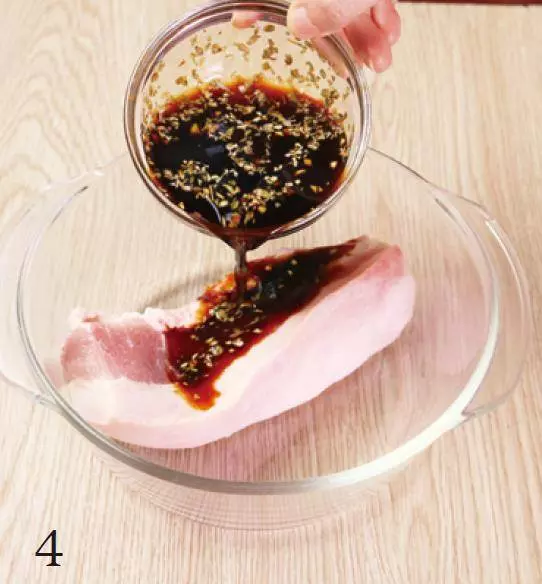 烤五花肉與辣白菜是很好的搭檔,葷素搭配兩相宜~